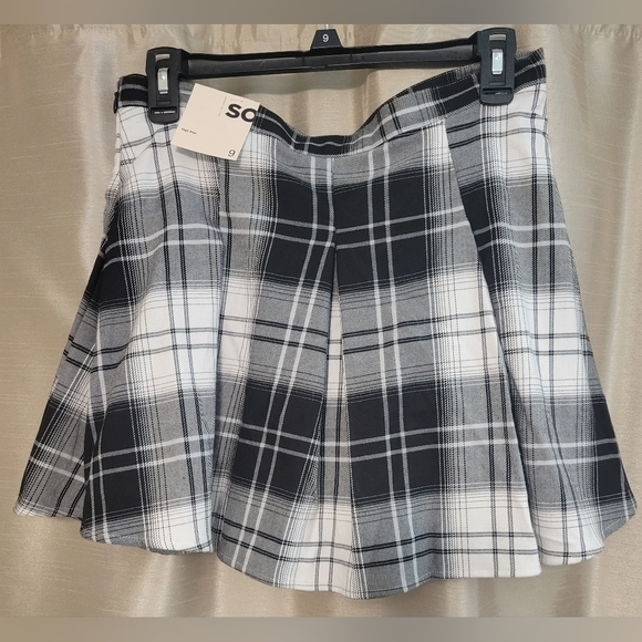 COPY - Black/white plaid skirt - Picture 2 of 6